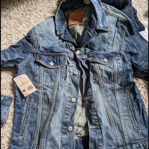 Levi’s jean jacket boyfriend fit